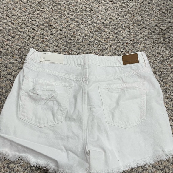 Brand new AE Mom shorts, with cut floral pattern under pockets. Size US 10 - Picture 3 of 3
